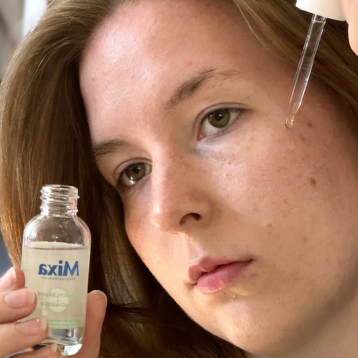 Carolin mit Mixa Serum und Pipette