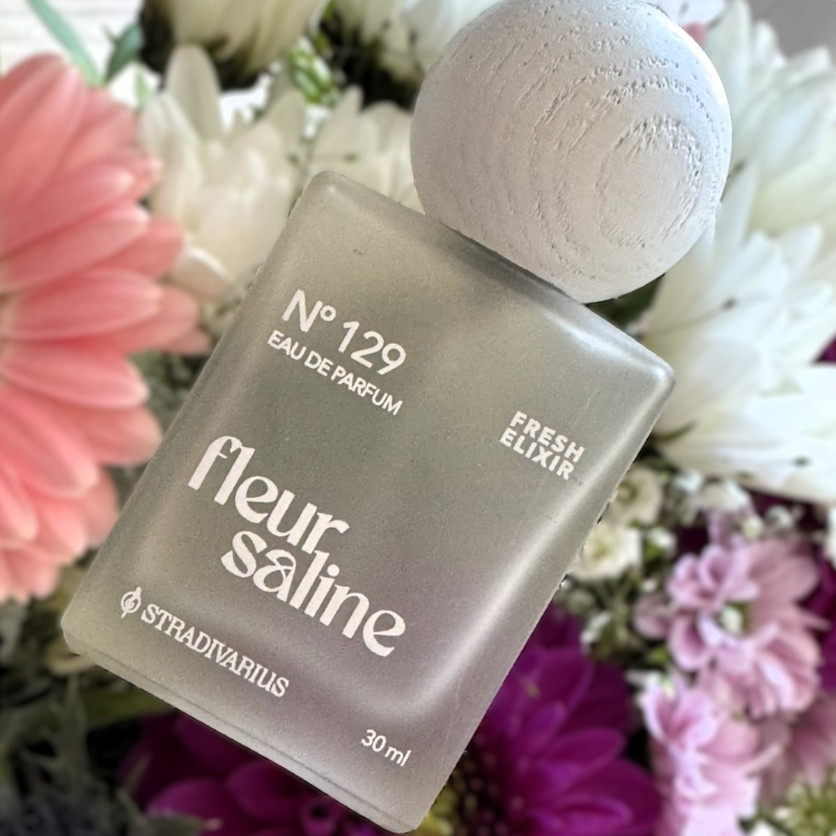Stradivarius Parfum Fleur Saline vor Blumen